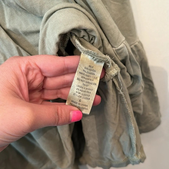 Andreé by Unit Tiered flowy soft longer fit top - Picture 4 of 5